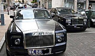 新车上牌撞两豪车